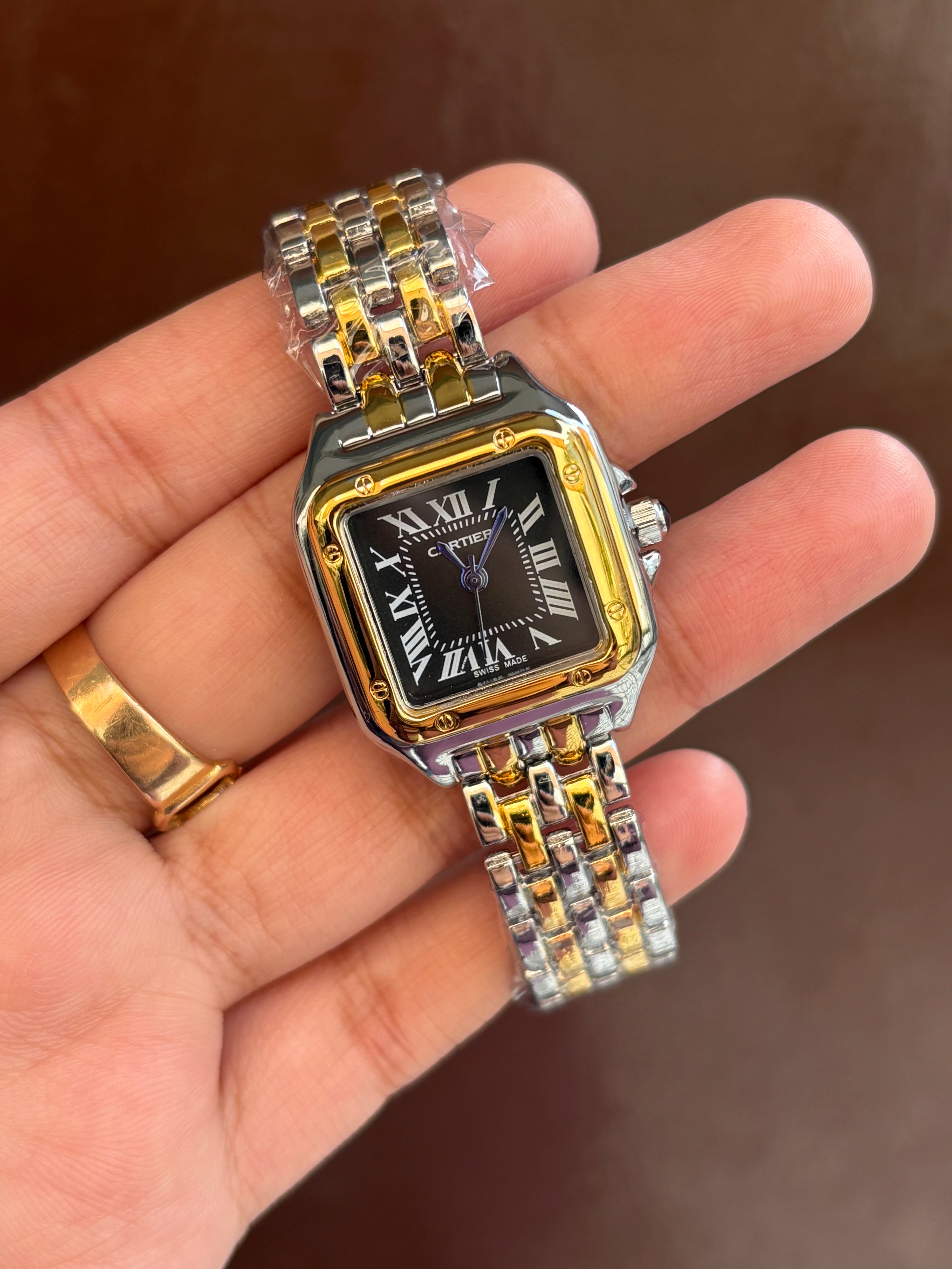Square dial watch -008